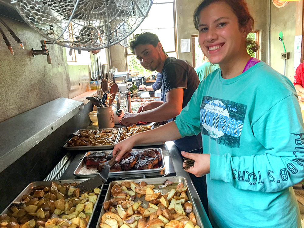 Catie helping to prepare a meal for an event at<br />
TomKat Ranch